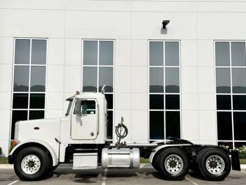 More photos of 2000 PETERBILT 378 at Forge Truck Centers - Illinois, IL