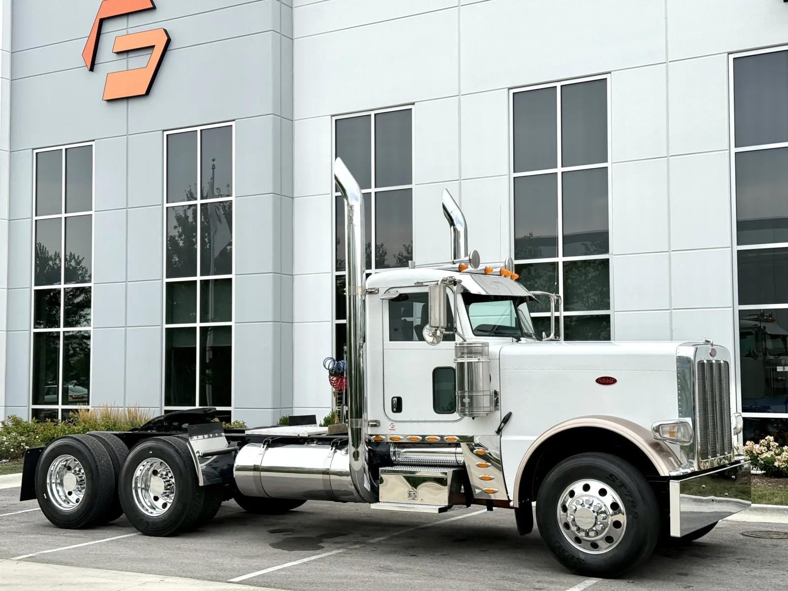 2017 Peterbilt 389 in New Lenox, IL — photo 2