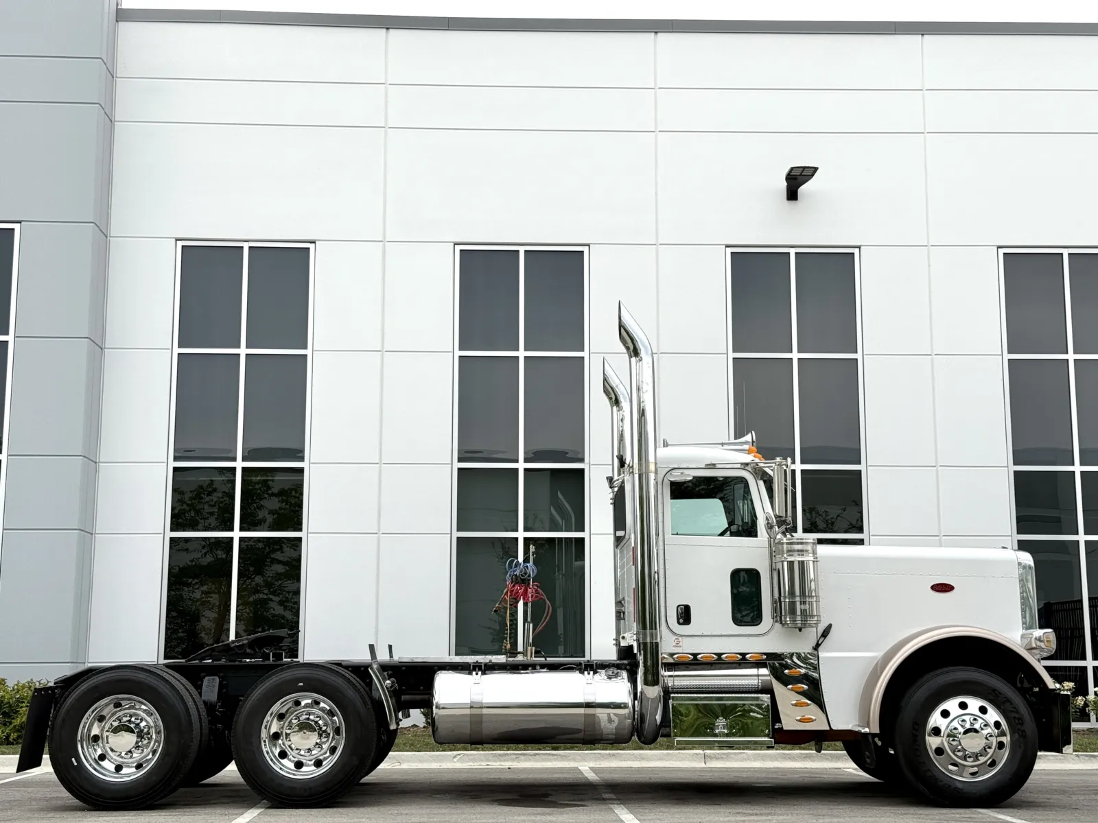 2017 Peterbilt 389 in New Lenox, IL — photo 3