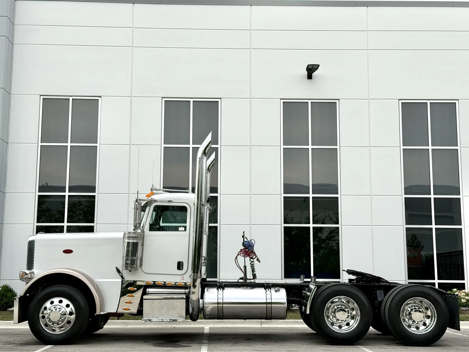 2017 Peterbilt 389 in New Lenox, IL — photo 4