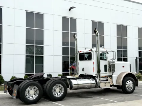 More photos of 2017 PETERBILT 389 at Forge Truck Centers - Illinois, IL
