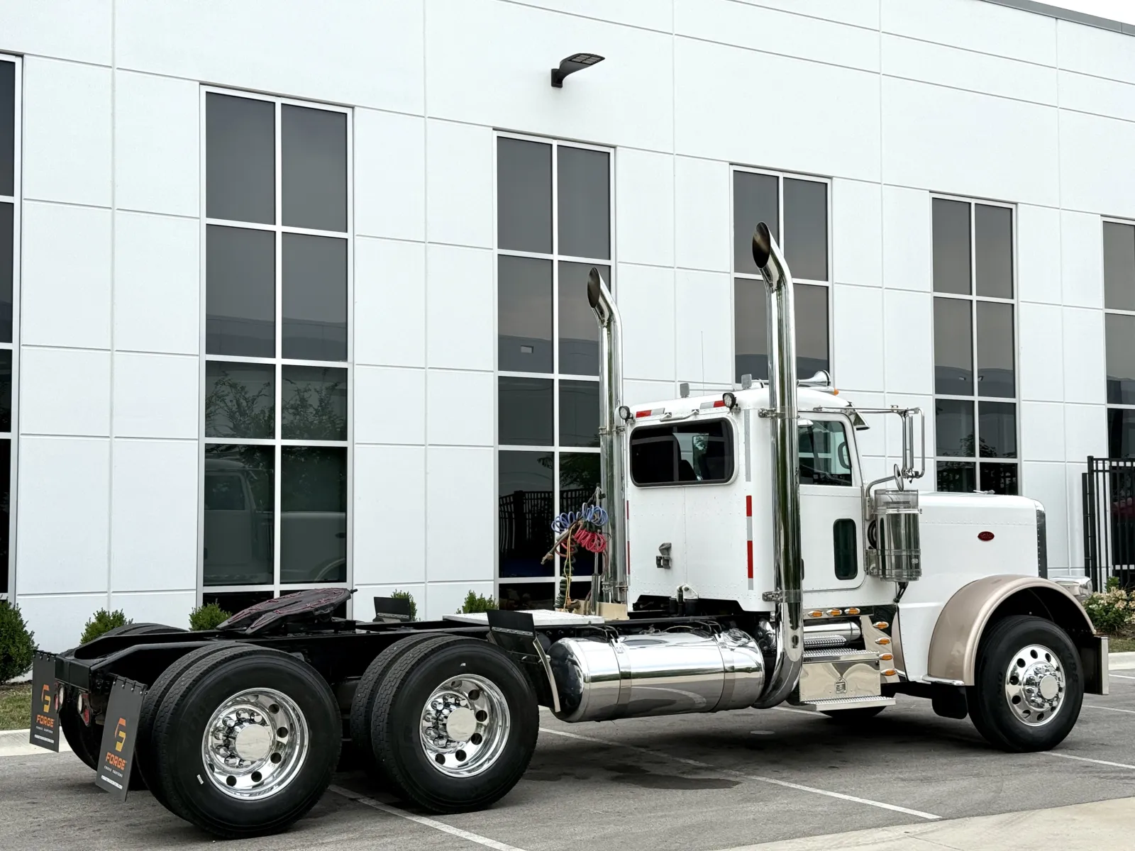 2017 Peterbilt 389 in New Lenox, IL — photo 5