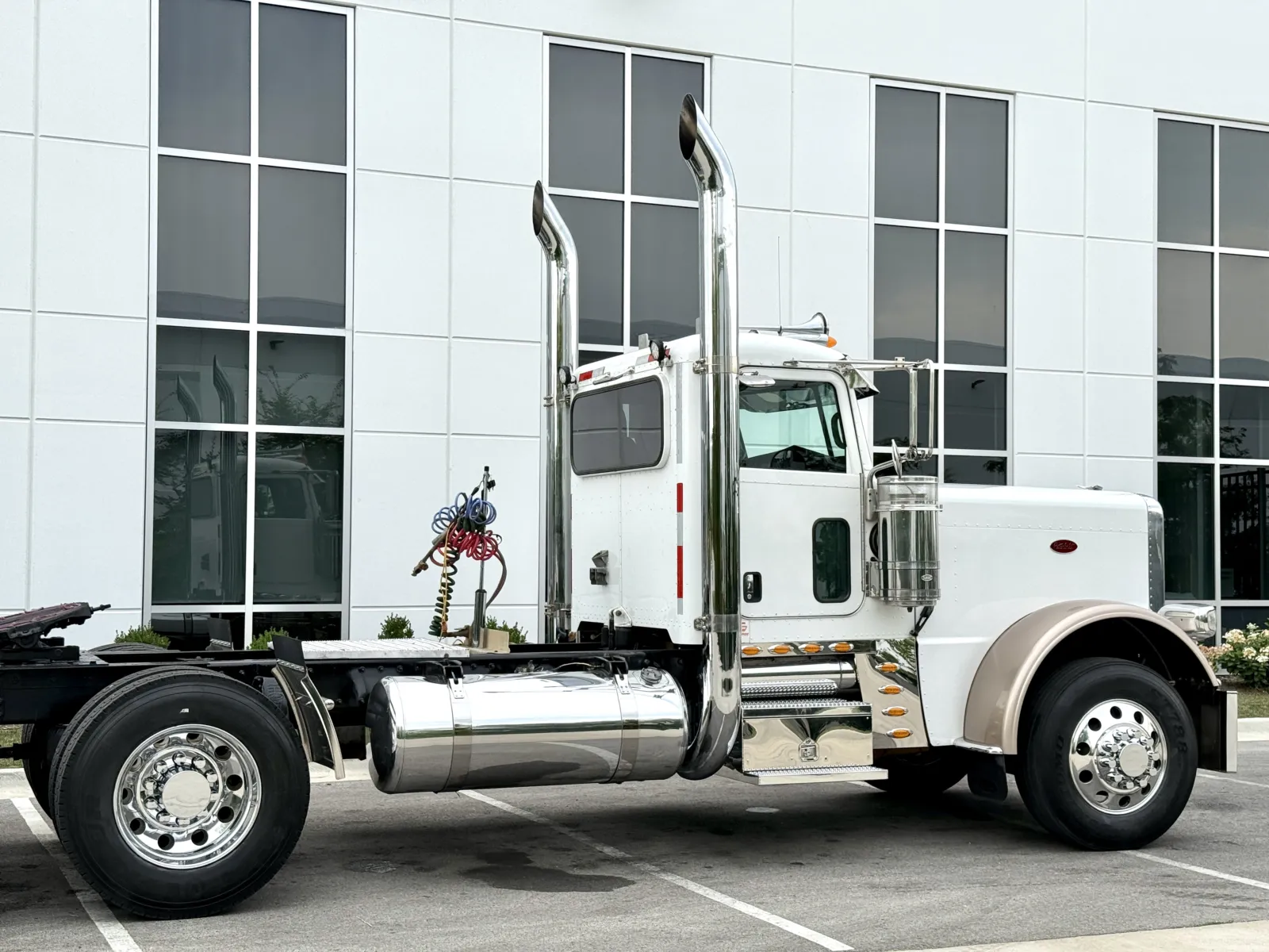 2017 Peterbilt 389 in New Lenox, IL — photo 7