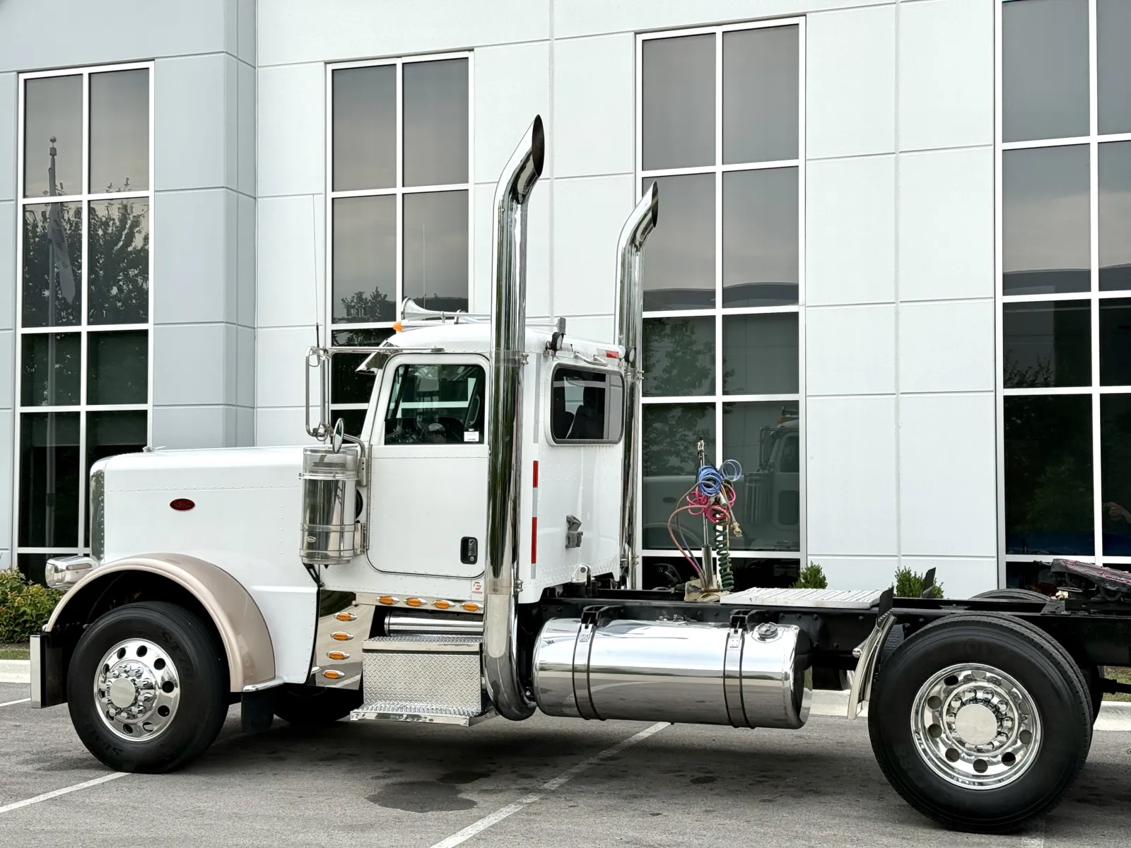 2017 Peterbilt 389 in New Lenox, IL — photo 8