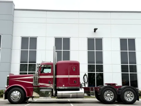 More photos of 2016 PETERBILT 389 at Forge Truck Centers - Illinois, IL
