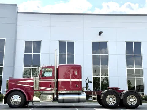 More photos of 2016 PETERBILT 389 at Forge Truck Centers - Illinois, IL