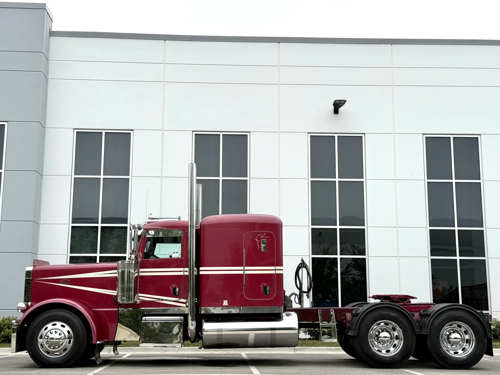 2016 Peterbilt 389 in New Lenox, IL — photo 4