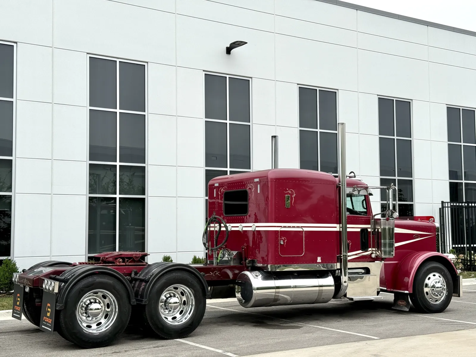 2016 Peterbilt 389 in New Lenox, IL — photo 5