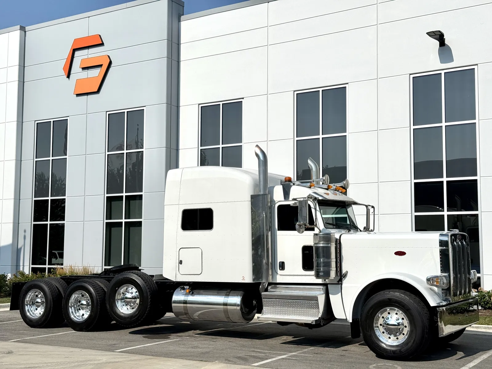 2022 Peterbilt 389 in New Lenox, IL — photo 2