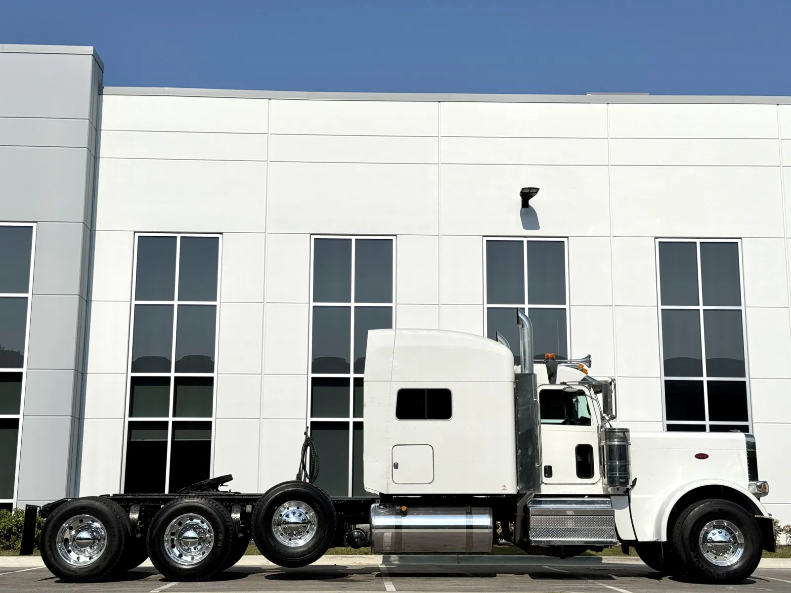 2022 Peterbilt 389 in New Lenox, IL — photo 3