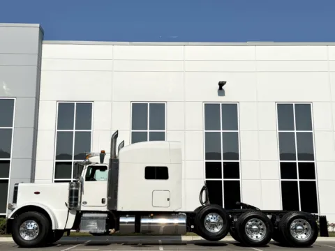 More photos of 2022 PETERBILT 389 at Forge Truck Centers - Illinois, IL