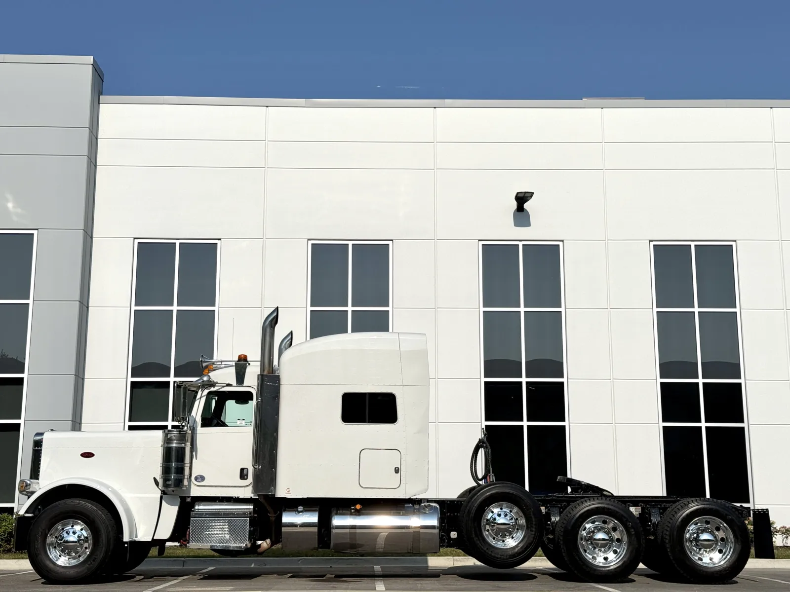 2022 Peterbilt 389 in New Lenox, IL — photo 4