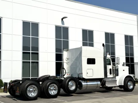 More photos of 2022 PETERBILT 389 at Forge Truck Centers - Illinois, IL