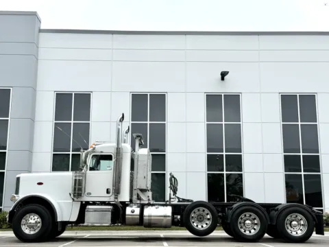 More photos of 2020 PETERBILT 389 at Forge Truck Centers - Illinois, IL