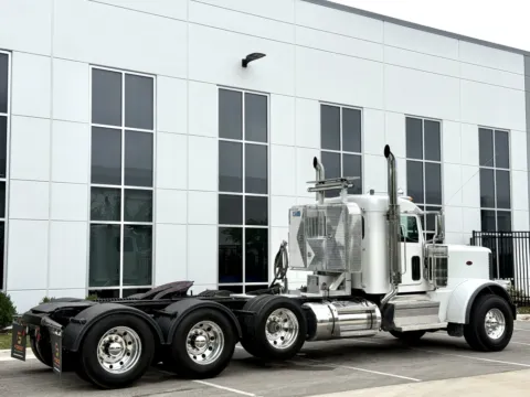 More photos of 2020 PETERBILT 389 at Forge Truck Centers - Illinois, IL