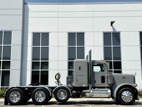 Another view of 2006 PETERBILT 379 for sale in New Lenox, IL at Forge Truck Centers - Illinois