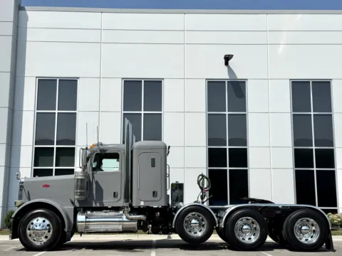 More photos of 2006 PETERBILT 379 at Forge Truck Centers - Illinois, IL