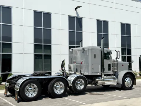 More photos of 2006 PETERBILT 379 at Forge Truck Centers - Illinois, IL