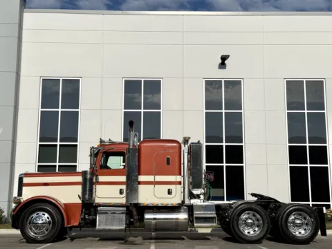 More photos of 2012 PETERBILT 389 at Forge Truck Centers - Illinois, IL
