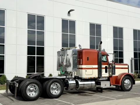 More photos of 2012 PETERBILT 389 at Forge Truck Centers - Illinois, IL