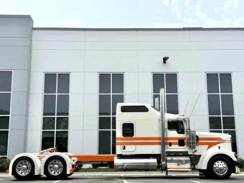 Another view of 2020 KENWORTH W900 for sale in New Lenox, IL at Forge Truck Centers - Illinois