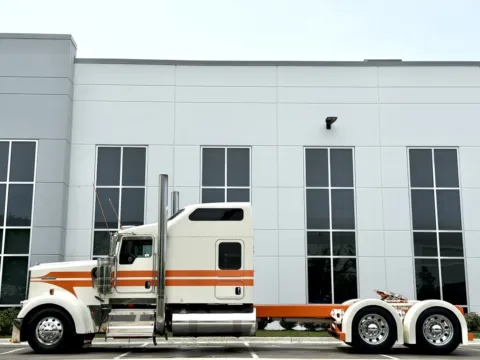 More photos of 2020 KENWORTH W900 at Forge Truck Centers - Illinois, IL