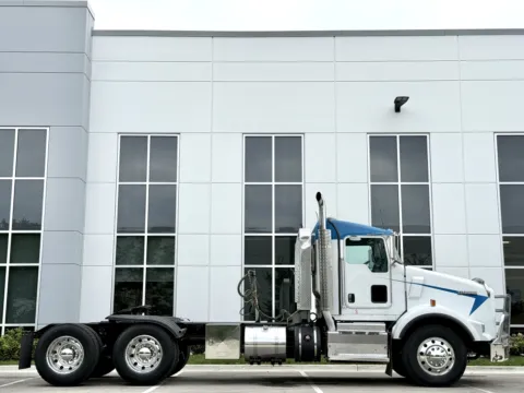 Another view of 2012 KENWORTH T800 for sale in New Lenox, IL at Forge Truck Centers - Illinois