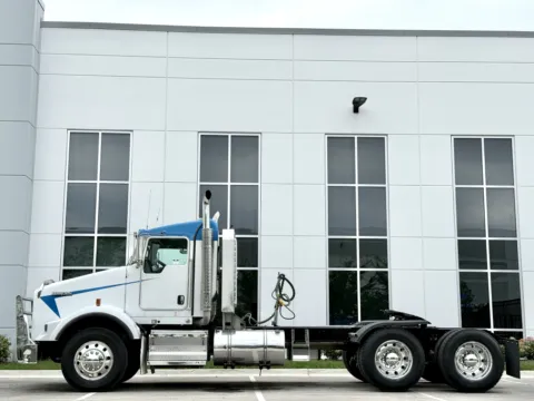 More photos of 2012 KENWORTH T800 at Forge Truck Centers - Illinois, IL