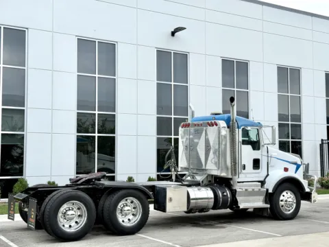 More photos of 2012 KENWORTH T800 at Forge Truck Centers - Illinois, IL