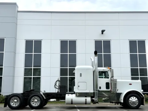 Another view of 2006 PETERBILT 379 for sale in New Lenox, IL at Forge Truck Centers - Illinois