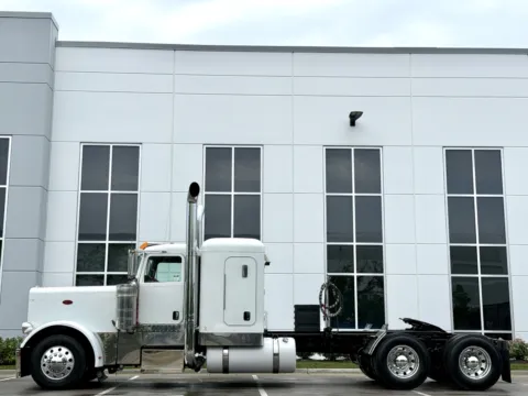 More photos of 2006 PETERBILT 379 at Forge Truck Centers - Illinois, IL