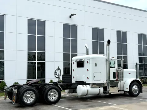 More photos of 2006 PETERBILT 379 at Forge Truck Centers - Illinois, IL