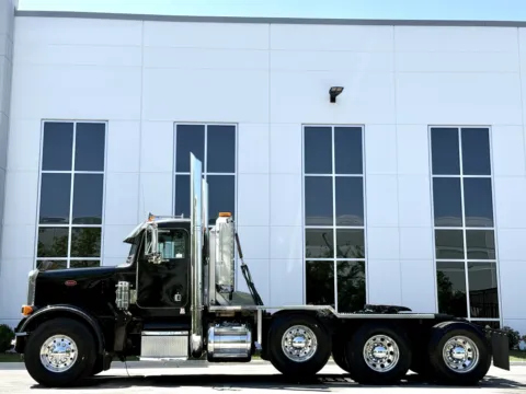 More photos of 2004 PETERBILT 379 at Forge Truck Centers - Illinois, IL