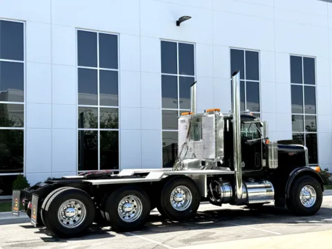 More photos of 2004 PETERBILT 379 at Forge Truck Centers - Illinois, IL