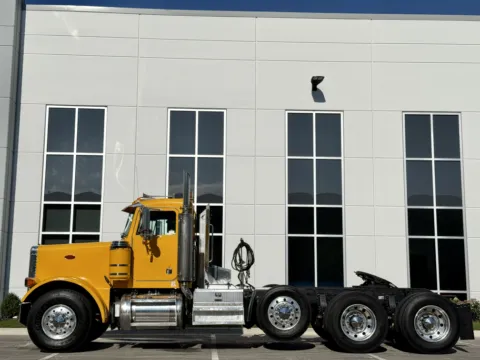 More photos of 2003 PETERBILT 379 at Forge Truck Centers - Illinois, IL