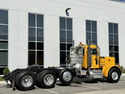 More photos of 2003 PETERBILT 379 at Forge Truck Centers - Illinois, IL