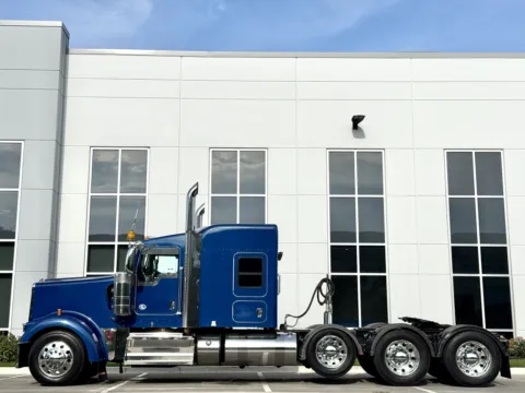 More photos of 2017 KENWORTH W900 at Forge Truck Centers - Illinois, IL