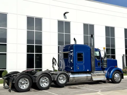 More photos of 2017 KENWORTH W900 at Forge Truck Centers - Illinois, IL