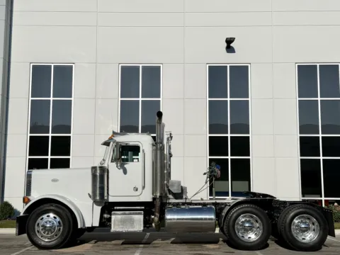 More photos of 1996 PETERBILT 379 at Forge Truck Centers - Illinois, IL