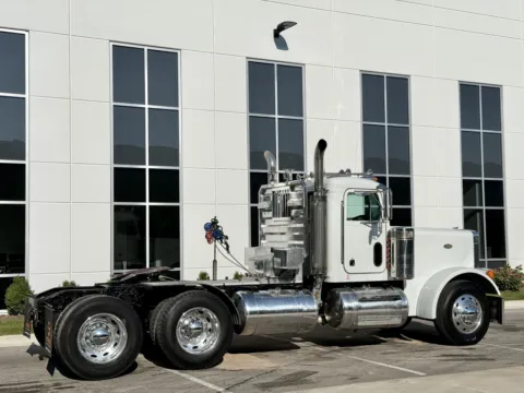 More photos of 1996 PETERBILT 379 at Forge Truck Centers - Illinois, IL