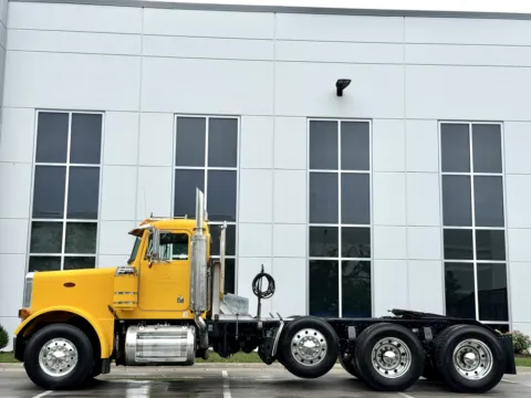 More photos of 2003 PETERBILT 379 at Forge Truck Centers - Illinois, IL
