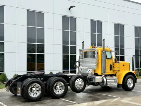 More photos of 2003 PETERBILT 379 at Forge Truck Centers - Illinois, IL