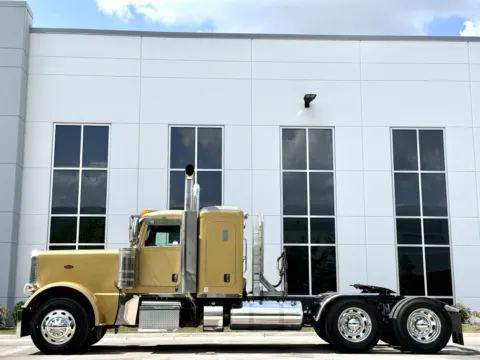 More photos of 2022 PETERBILT 389 at Forge Truck Centers - Illinois, IL