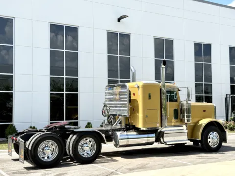 More photos of 2022 PETERBILT 389 at Forge Truck Centers - Illinois, IL