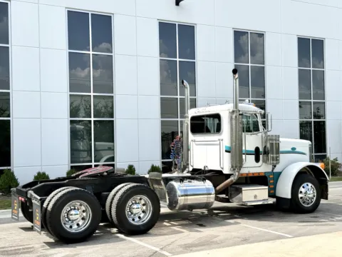 More photos of 1998 PETERBILT 379 at Forge Truck Centers - Illinois, IL
