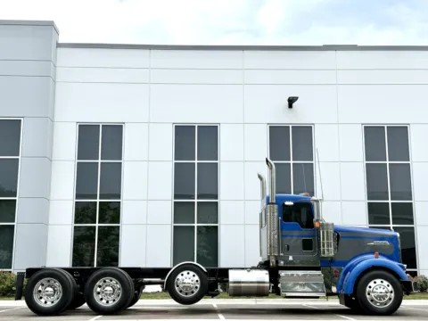Another view of 2016 KENWORTH W900 for sale in New Lenox, IL at Forge Truck Centers - Illinois