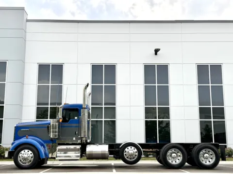 More photos of 2016 KENWORTH W900 at Forge Truck Centers - Illinois, IL