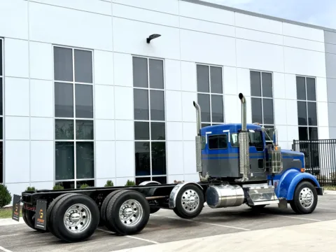 More photos of 2016 KENWORTH W900 at Forge Truck Centers - Illinois, IL