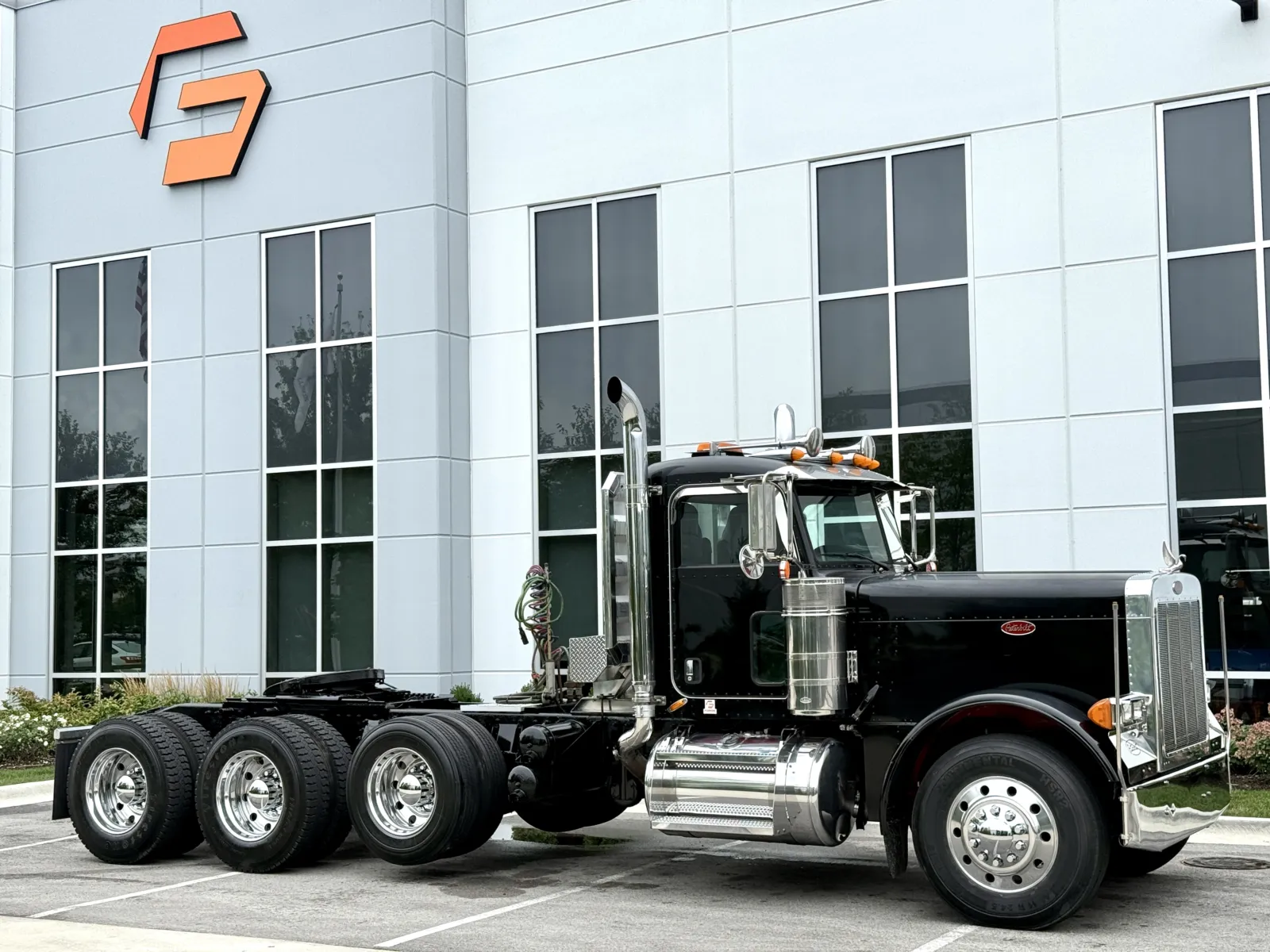2006 Peterbilt 379 in New Lenox, IL — photo 2