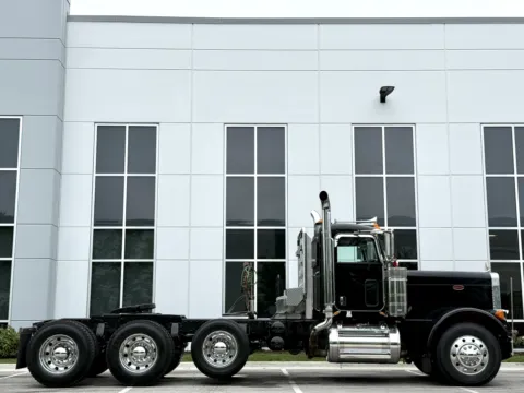 Another view of 2006 PETERBILT 379 for sale in New Lenox, IL at Forge Truck Centers - Illinois